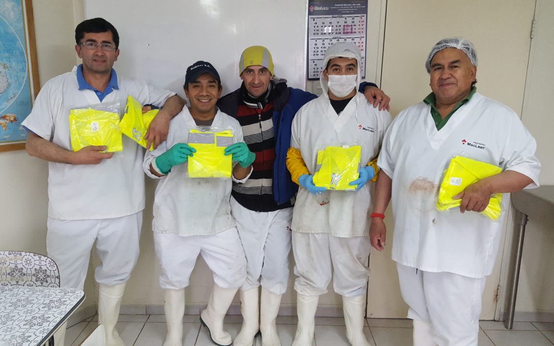 IST entregó chalecos reflectantes a trabajadores de Comercial Mac-Lean