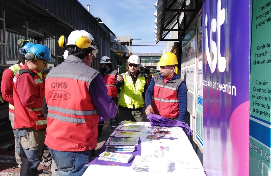 IST participa en campaña sobre el buen uso del celular en Planta Viñales de Arauco